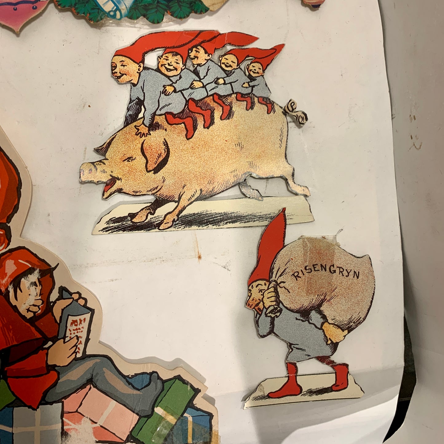 Gammelt julepynt, pap jule nisse dekorationer, fra 1950-70érne.