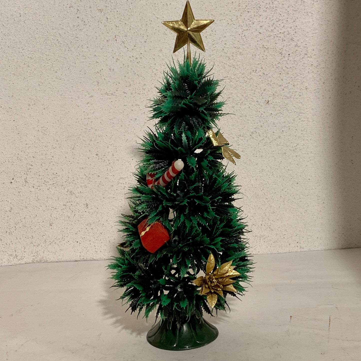 Gammelt julepynt, vintage plastik juletræ, midt 1900 tallet