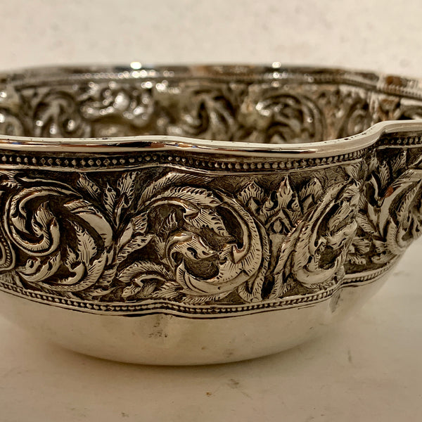 Antik Burmesisk repousse sølv skål, fra slut 1800 tallet.