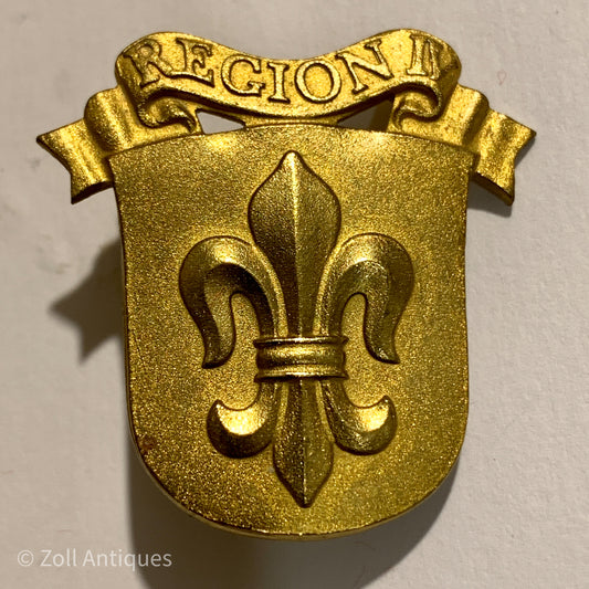 Hjemmeværnet region 4 bataljons mærke er et guld-emaljeret mærke, der viser en fleur-a-cheval (en hest med en løvehjelm) og "regio