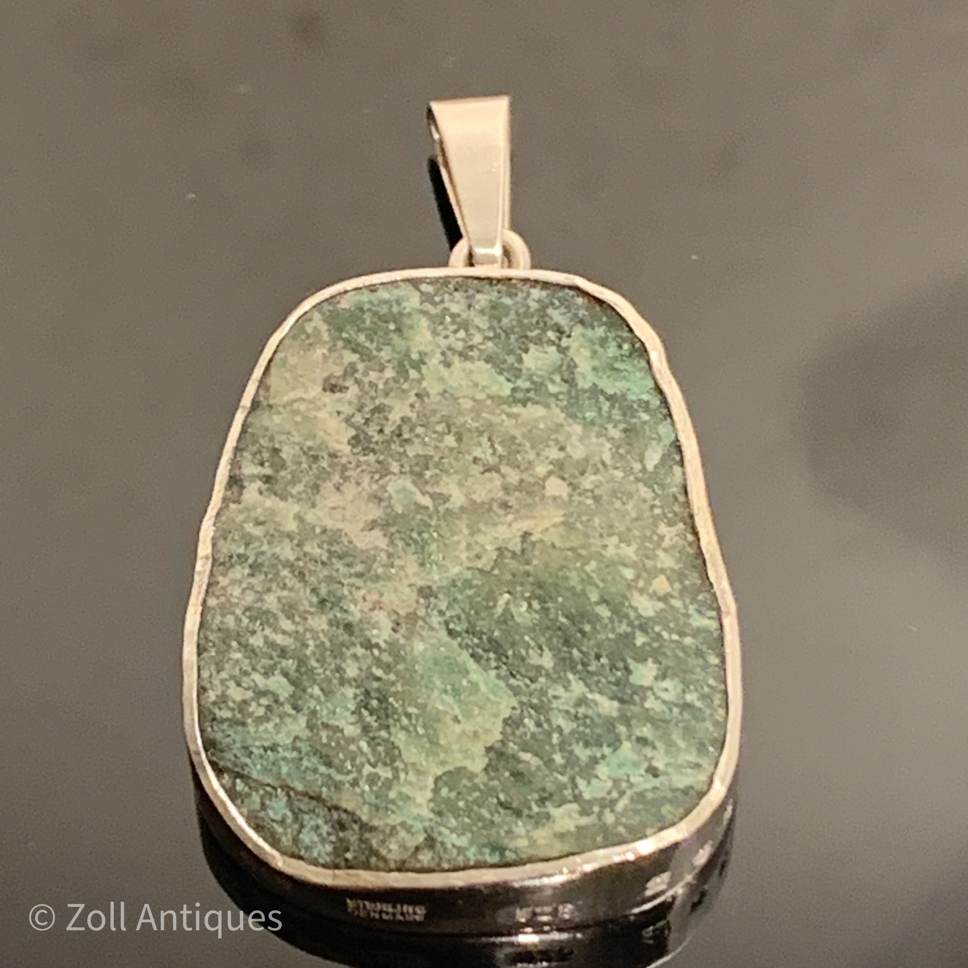 Per Sax Møller, København (1976-) vedhæng i sterling sølv med Fuchsite krystal