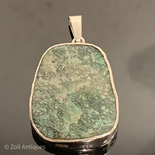 Per Sax Møller, København (1976-) vedhæng i sterling sølv med Fuchsite krystal