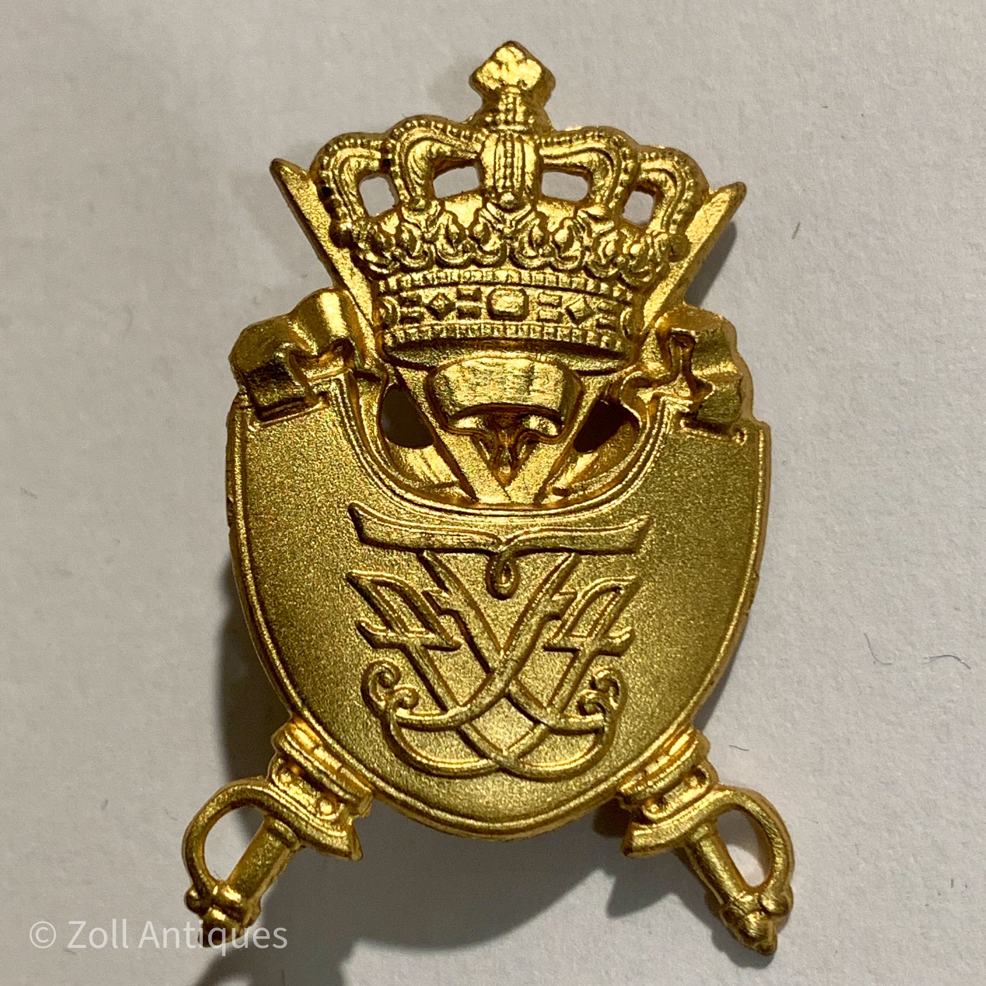 Hærens officerskole mærke er et guld-emaljeret mærke, der viser en krona og en sol. Mærket er udformet som et kors og er et symbol