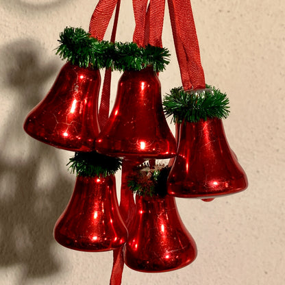 Gammelt julepynt, dekoration af glas klokker, fra 1960érne