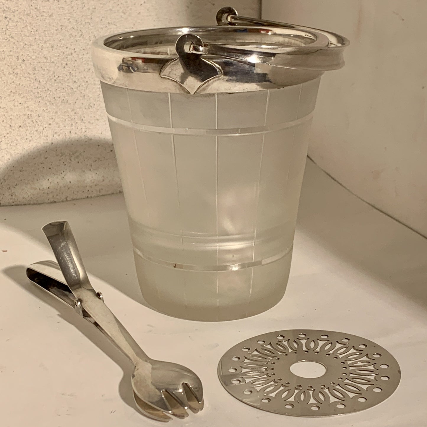 Art Deco silver-plated Ice bucket with tongs and grate, England, from the early 1900s.