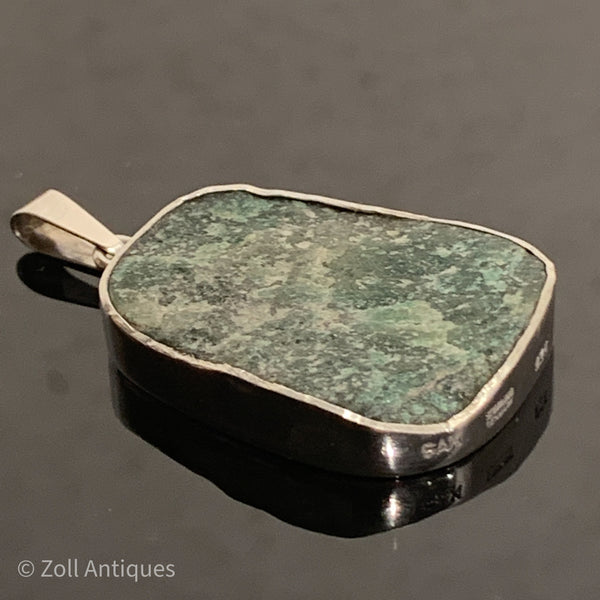 Per Sax Møller, København (1976-) vedhæng i sterling sølv med grøn sten