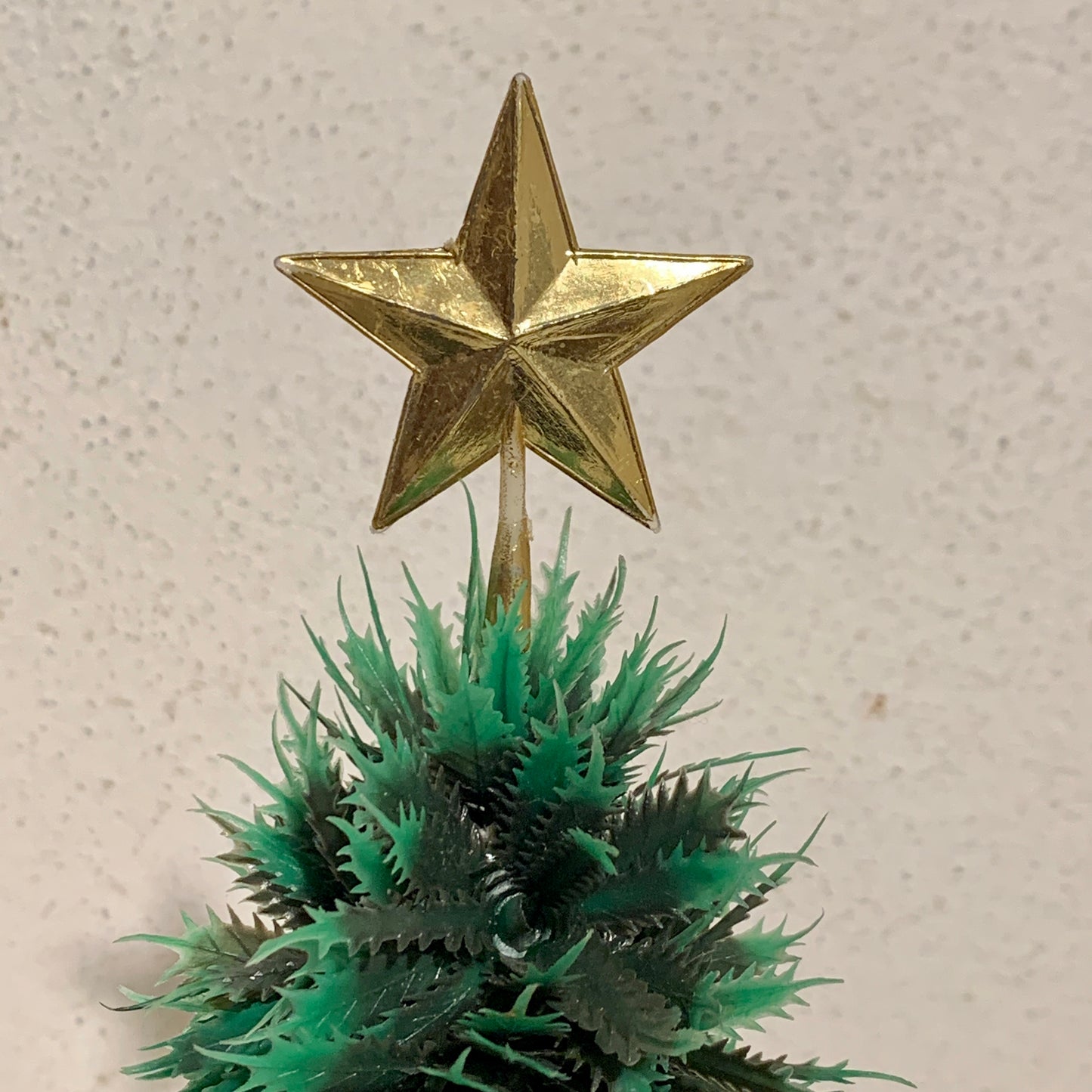 Gammelt julepynt, vintage plastik juletræ, midt 1900 tallet.