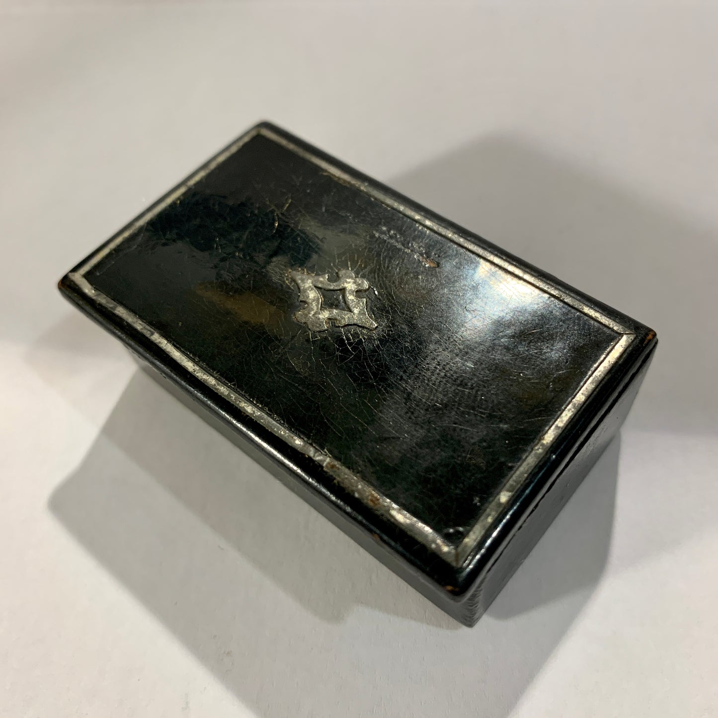 Viktoriansk sortlakeret pille æske fra 1800 tallet