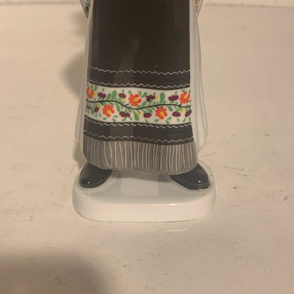 Hollohaza porcelæns figur, dreng med høj hat nr. 4834